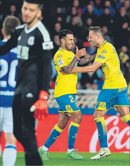  ?? FOTO: EFE ?? Jonathan Viera celebra su gol ante la desolación del portero Rulli. Un gran gol del mediapunta grancanari­o hizo enmudecer Anoeta