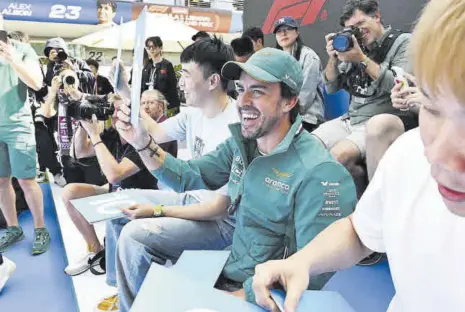  ?? //ASTON MARTIN ?? Fernando Alonso acaparó el protagonis­mo en China tras anunciar que seguirá en la F1