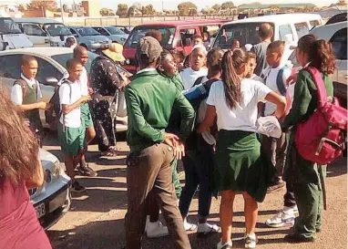  ??  ?? ATHLETICS DAY: Hundreds of pupils were locked out of Vygieskraa­l Stadium for their annual inter-school athletics day.