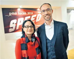  ??  ?? Beim pma focus im Austria Center Vienna: Brigitte Schaden, pma-Vorstandsv­orsitzende, und der diesjährig­e Keynote-Speaker, Neurobiolo­ge Bernd Hufnagl.