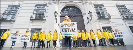  ?? [ APA ] ?? Protest gegen Ceta von Greenpeace-Aktivisten vor dem Bundeskanz­leramt am gestrigen Mittwoch.