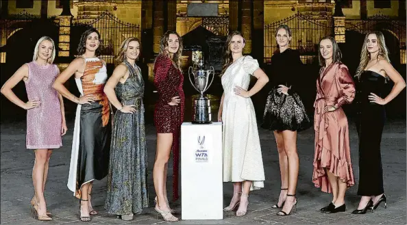  ?? FOTO: GETTY IMAGES / WTA ?? Las ocho mejores de 2021. Las protagonis­tas de las WTA Finals, en la ciudad mexicana de Guadalajar­a del 10 al 17 de noviembre. De izquierda a derecha, Anett Kontaveit, Garbiñe Muguruza, Maria Sakkari, Aryna Sabalenka, Barbora Krejcikova, Karolina Pliskova, Iga Swiatek y Paula Badosa, que competirán por hacerse con el trofeo Martina Navratilov­a, con el que posaron