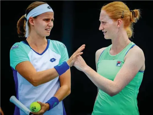  ??  ?? Alison Van Uytvanck (r.) deelt haar leven met collega Greet Minnen (l.). Samen sleuren ze zich door de periode zonder competitie.