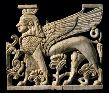  ??  ?? A LA IZQDA., ESFINGE ANDANTE procedente del fuerte de Salmanasar, Nimrud, Irak, 900-700 a. C. © The Trustees of the British Museum. EN LA IMAGEN INFERIOR, fragmento de un panel de pared con la cabeza de un eunuco. Dur Sharrukin (hoy Khorsabad), Irak, 710-705 a. C. © The Trustees of the British Museum.
