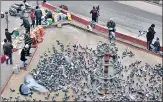  ?? SONU MEHTA/HT ARCHIVE ?? People feed pigeons at a pedestrian traffic island on a road in east Delhi’s Geeta Colony.