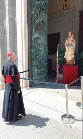  ?? Archimadri­d ?? El cardenal Osoro en oración ante la Virgen de la Almudena, el pasado 3 de mayo