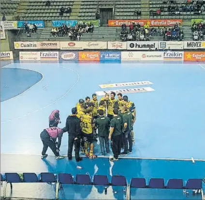  ?? FOTO: CD BIDASOA ?? Instruccio­nes Jacobo Cuétara corrige a sus jugadores en un tiempo muerto del encuentro de ayer