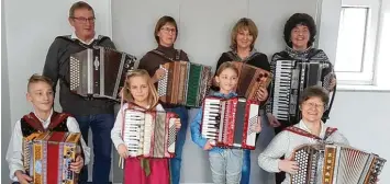  ?? Foto: Wörle ?? Die Künstler stellten sich nach dem gelungenen Konzert dem Fotografen. Vorne (von links) Justin Ruhland, Emma Kapfer, Janina Knötzinger, Stefanie Saule. Hinten (von links) Martin Brummer, Ilse Nuber, Andrea Aumiller und Anneliese Gärtner.