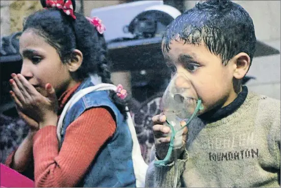  ?? AP ?? Dos niños afectados por el gas son atendidos en un centro médico, en una imagen difundida por la defensa civil siria (Cascos Blancos)