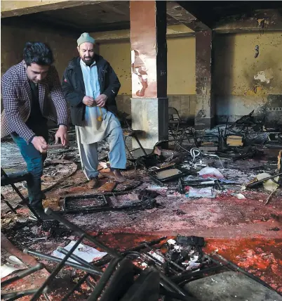  ?? PHOTO AFP ?? Des résidents de Kaboul ont constaté hier la violence de l’attentat-suicide.