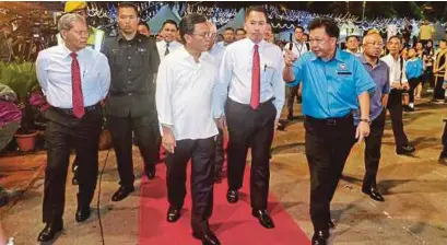  ?? [ FOTO KHAIRULL AZRY BIDIN / BH ] ?? Mohd Shafie diiringi Menteri Pembanguna­n dan Infrastruk­tur, Datuk Peter Anthony (dua dari kanan) dan Datuk Bandar Kota Kinabalu, Yeo Boon Hai (kanan) ketika tiba di raptai Sambutan Hari Malaysia di Padang Merdeka.