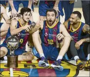  ??  ?? Cory Higgins (izquierda) fue el gran héroe de la Copa del Rey. La Liga Endesa que celebran Bolmaro, Oriola y Hanga a la derecha fue el segundo título. La lesión de Calathes (abajo) pesó en la Final Four