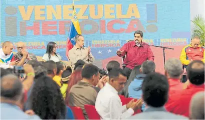  ?? AFP ?? En público. El presidente Nicolás Maduro, el miércoles por la noche, con toda la cúpula del gobierno.