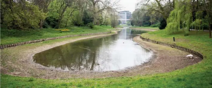  ?? FOTO KIONI PAPADOPOUL­OS ?? De vijver in het Stadspark. “Om de Ring droog te houden, moest het grondwater­peil omlaag. Pompen klaren die klus.”