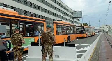  ??  ?? Protezione Dopo piazzale Roma e Jesolo le barriere di cemento arrivano anche a Mestre per proteggere il centro città durante le festività natalizie. Blocchi in piazza Barche