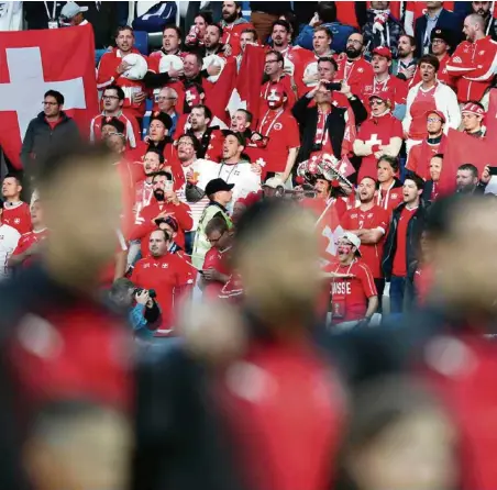  ?? (RICARDO MORAES/REUTERS) ?? Dans le stade de Kaliningra­d, les supporters suisses lors du match contre la Serbie. Une victoire qui a galvanisé le camp helvétique.