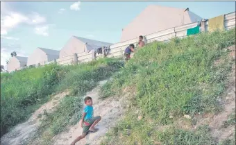  ?? (Archivo) ?? Campamento de refugiados de indígenas yanacona de Venezuela, en la ciudad brasileña de Pacaraima.