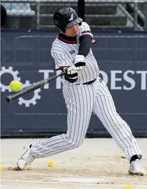  ?? PHOTOSPORT ?? Ben Enoka hit a home run in the sixth inning in the Black Sox’s win over the Czech Republic.