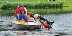  ?? Archivfoto: Marcus Merk ?? Regelmäßig üben die Ortsgruppe­n der Wasserwach­t die Rettung von Menschen aus dem Wasser. Jetzt besetzen sie auch wieder Wachstatio­nen.