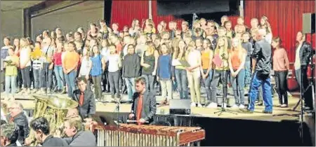  ??  ?? Final avec tous les chanteurs des primaires aux collégiens