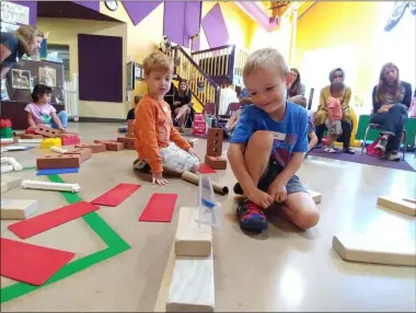  ?? ZACHARY SRNIS — THE MORNING JOURNAL ?? Silas Long, 4, of Avon, right, makes a Hexbug track with Charlie Beeler, 5, of Westlake on Aug. 29 at the Avon Lake Public Library.