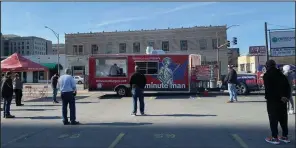  ?? (Arkansas Democrat-Gazette/Eric E. Harrison) ?? Minute Man Mobile debuted last week on a parking lot at Little Rock’s West Fourth Street and Broadway, with a limited menu and a grill master smoking burgers over charcoal at the back. The truck will also be there today and Friday.