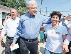  ??  ?? En su gira por Veracruz, Andrés Manuel López Obrador, acusó al gobernador Miguel Ángel Yunes de no acabar con la insegurida­d como lo prometió