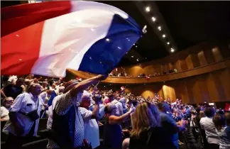  ??  ?? Du concert d’ouverture de Jean-Pierre « Johnny » Bader à la quête finale, l’enthousias­me des supporters de Marine Le Pen ne s’est pas démentie, hier après-midi au Forum.