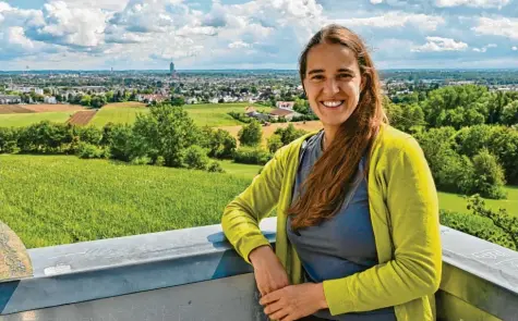  ?? Foto: Andreas Lode ?? Der Bismarcktu­rm ist der Lieblingsp­latz von Heike Heubach (SPD): Sie genießt den weiten Blick auf Augsburg und Stadtberge­n.