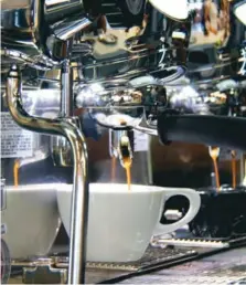  ?? CORTESÍA ?? Una máquina sirve café en un establecim­iento.