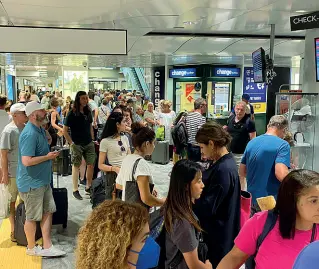  ?? ?? La seconda fila Per chi ieri pomeriggio è arrivato ai gate è toccata un’altra lunga attesa