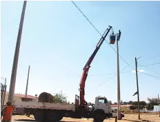  ?? JOSÉ CHAVES | EDIÇÕES NOVEMBRO | ANDULO ?? Rede de distribuiç­ão de energia eléctrica está a ser reparada