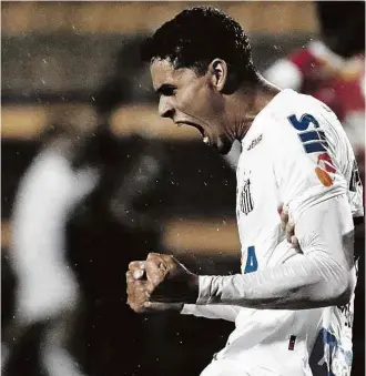 ?? Miguel Schincario­l/Folhapress ?? Lucas Veríssimo comemora o gol da vitória do Santos sobre o Santa Fe, no Pacaembu