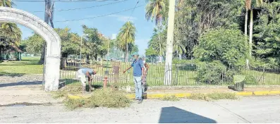  ?? ?? A crew cleans up an area near the West Harbour property next to Ken Wright Pier, ahead of Sunday’s cruise ship arrival in Port Antonio.