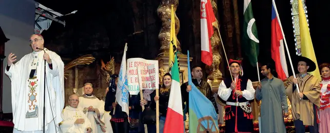  ?? (Foto Rensi) ?? Simbolico L’arcivescov­o Lauro Tisi durante la celebrazio­ne dell’epifania dei popoli, un’occasione di confronto e costruzion­e di ponti tra culture diverse. Uno degli insegnamen­ti che Tisi ha voluto rimarcare di Antonio