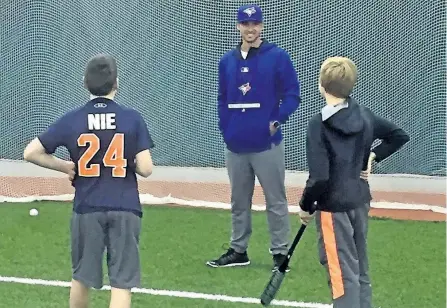  ?? SUBMITTED PHOTO ?? Toronto Blue Jays minor league catcher Mike Reeves, of Peterborou­gh, working with Ethan Nie and Nick Stinson during the new PBA skills developmen­t program for its rep Tigers teams at the Hastings Field House on Saturday.