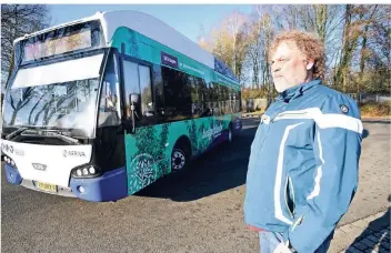  ??  ?? Anwohner Stefan Maesmanns ärgert sich über die leeren Busse nach Venlo.