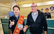  ?? HUANG SHAOYI / FOR CHINA DAILY ?? Stefan Curt Beme, a passenger from the United States, becomes the first to enjoy 144-hour visa-free transit service in Xiamen, Fujian province, on Tuesday.