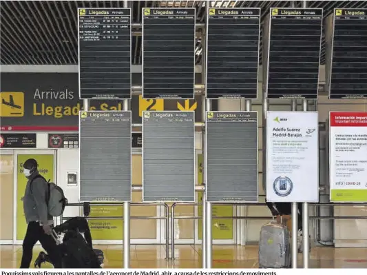  ?? Gabriel Bouys / AFP ?? Poquíssims vols figuren a les pantalles de l’aeroport de Madrid, ahir, a causa de les restriccio­ns de moviments.