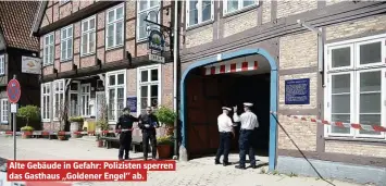  ??  ?? Alte Gebäude in Gefahr: Polizisten sperren das Gasthaus „Goldener Engel“ab.