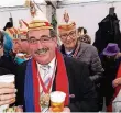  ?? RP-FOTOS (5): SCHOOFS ?? Feuerwehrc­hef Franz-Heiner Jansen löscht mit Bier.