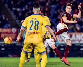  ??  ?? Acrobazia Stephan El Shaarawy, al debutto con la Roma, segna di tacco il gol del momentaneo 2-1 (Fotopress)