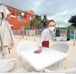 ?? ERASMO FENOY ?? Una camarera recoge una mesa en el hotel Alborán de Algeciras.