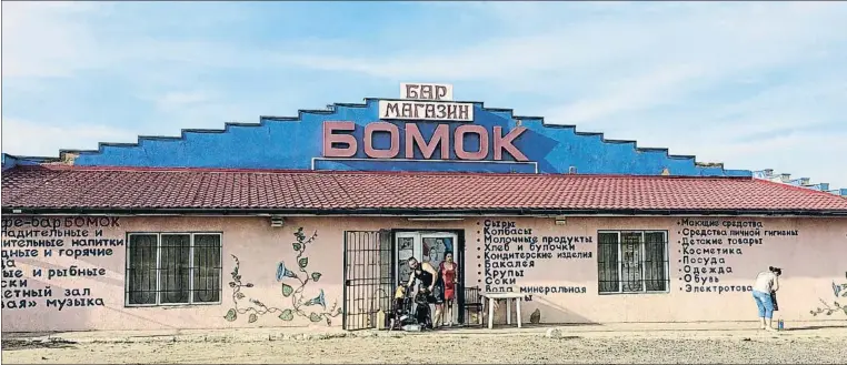  ?? XAVIER MAS DE XAXÀS ?? Tienda de todo y café Bomok, en la carretera que une Odesa, el puerto ucraniano del mar Negro, con la frontera moldava