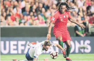  ?? AP ?? Renato Sanches (d), de Portugal, disputa un balón con Cristiano Biraghi (i) de Italia durante un partido de la Liga de Naciones UEFA.