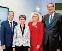  ??  ?? Reinhard Ploss und Sabine Herlitschk­a, Infineon, Rektorin Sabine Seidler, Minister Heinz Faßmann