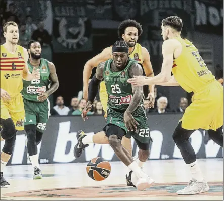  ?? FOTO: EFE ?? Kendrick Nunn progresa defendido por Satoransky y Parker. El estadounid­ense fue el máximo anotador del Panathinai­kos