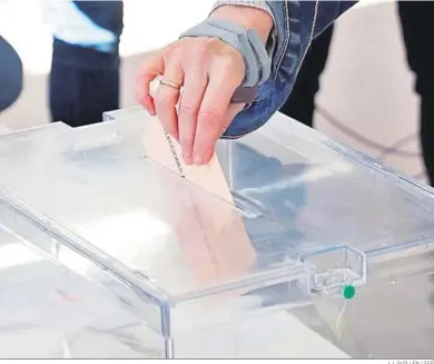 ?? J.J. GUILLÉN / EFE ?? Imagen de archivo de una urna electoral.