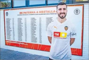  ?? ?? Gayà posa con el cartel de Paterna con todos los canteranos que han debutado con el primer equipo.