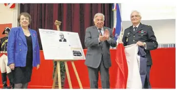  ?? ?? Gérard Larcher, président du Sénat, a dévoilé la plaque en hommage au commandant Labouret qui fonda la société de la Légion d’honneur.